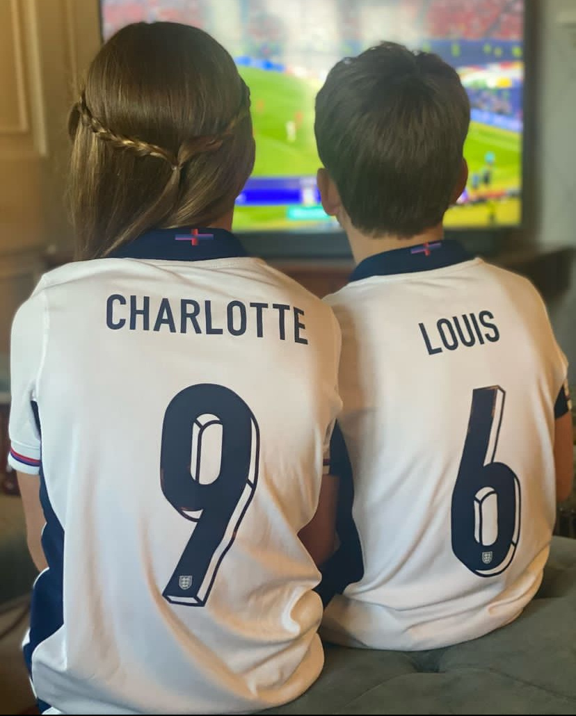  Его она опубликовала сегодня днем в социальных сетях. На фото Шарлотта и Луи смотрят матч Англия-Испания, который англичане проиграли.-2
