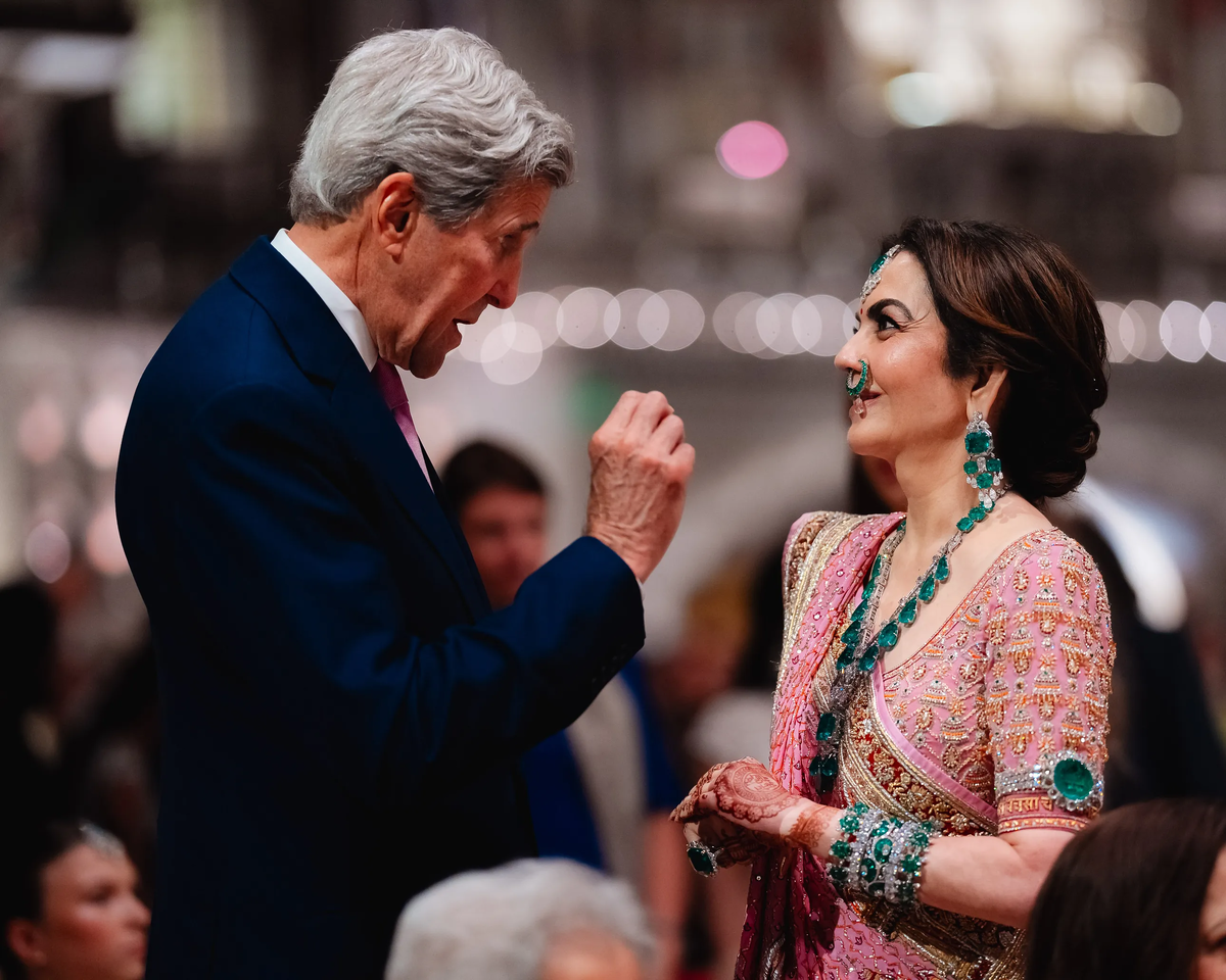Среди гостей на свадьбе Ананта Амбани замечены крупнейшие политики, пусть и с приставкой «экс-». На фото Нита Амбани беседует с бывшим госсекретарем США, Джоном Керри.