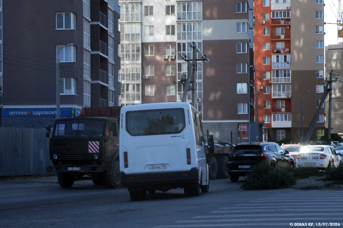 На часах 15:23.