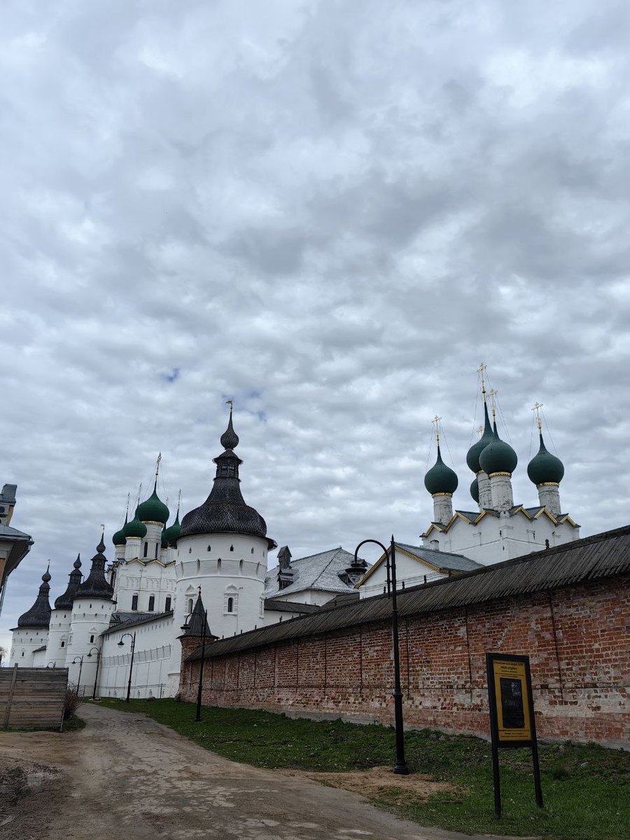 Кирпичная стена, окружающая Митрополичий сад – место съемок фильма «Иван Васильевич меняет профессию»