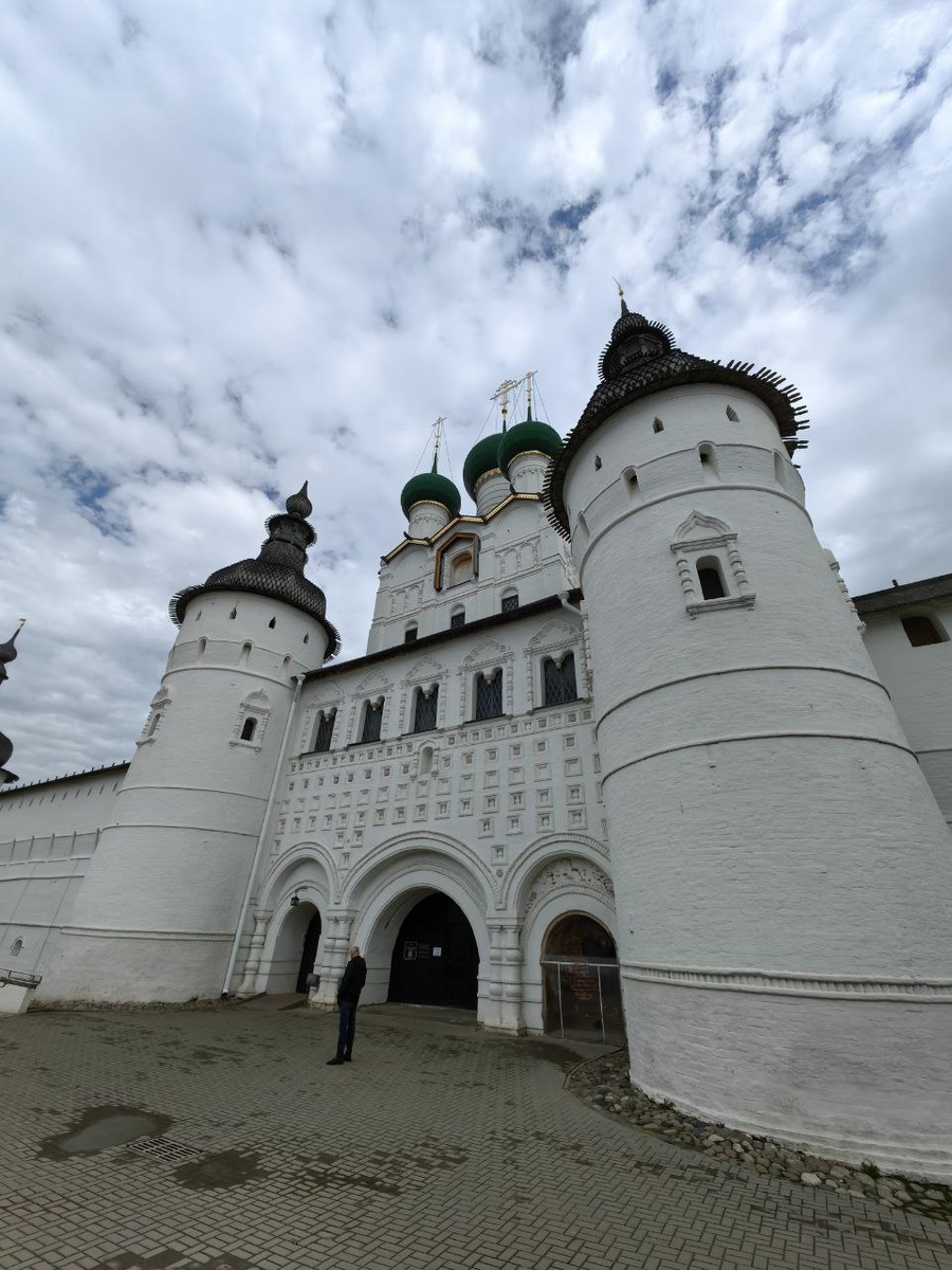 Главный вход в Ростовский кремль – место съемок фильма «Иван Васильевич меняет профессию»