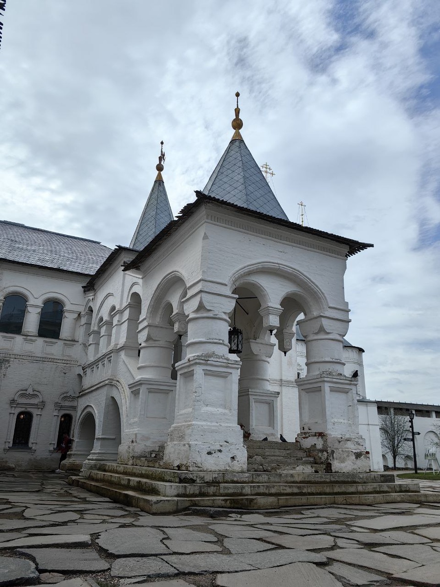 Красная палата Ростовского кремля – одно из мест съемок фильма «Иван Васильевич меняет профессию»