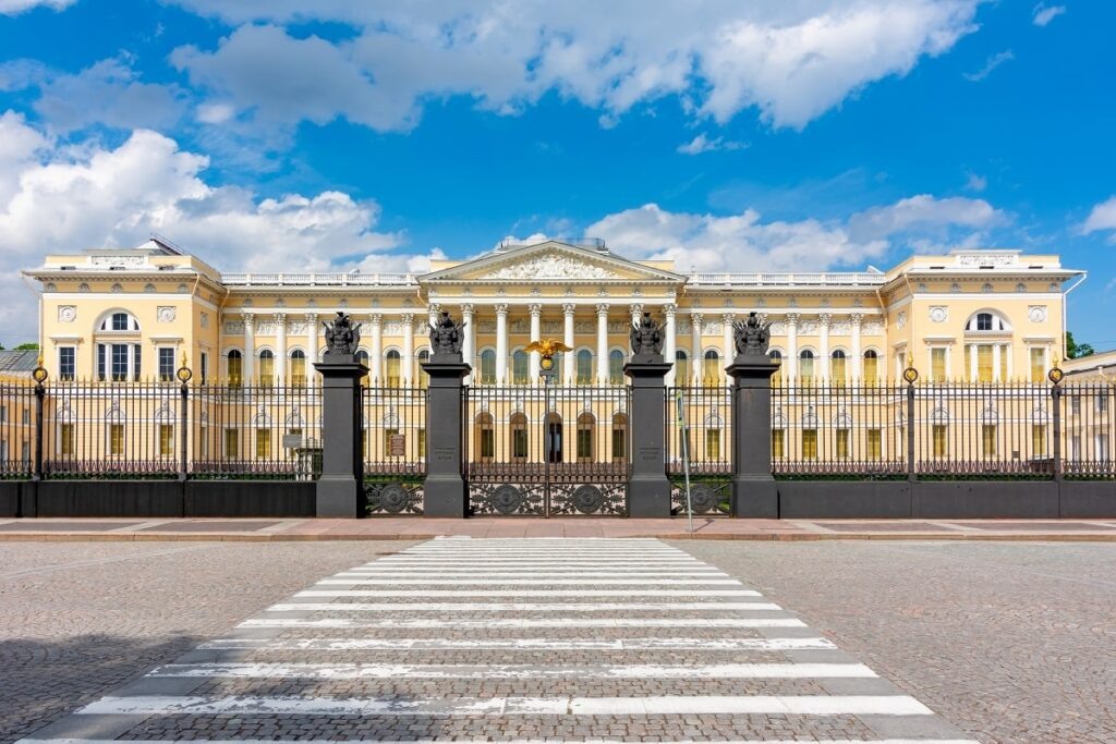 Власти Санкт-Петербурга приняли решение о выделении целевой статьи в бюджете, направленной на приобретение новых экспонатов для городских музеев.