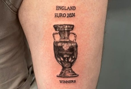 29-летний Дэн Томас, консультант по данным из Суиндона в графстве Уилтшир, провел 2,5 часа в салоне Reign Barbers and Tattoos, делая татуировку в виде трофея на ноге.