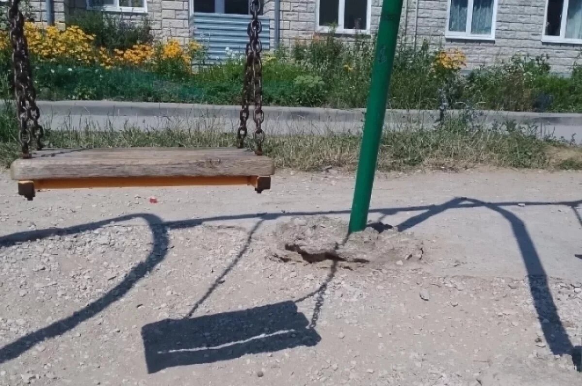    В Бородинском опасную детскую площадку отсыплют песком