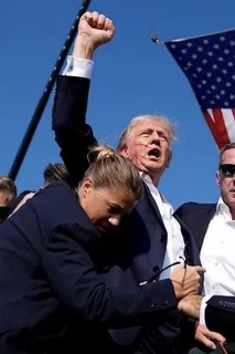 Градус раскола в США зашкалил: совершено покушение на кандидата в президенты США Дональда Трампа. Эпатажного политика буквально спасло чудо – он ранен в ухо, но не убит.
Покушение на Трампа случилось, когда политик выступал на предвыборном митинге в Пенсильвании, произошедшее попало на видео. Трамп, стоящий на фоне трибун, заполненных его сторонниками, нагибается под градом выстрелов, прикрывая рукой раненое правое ухо. На помощь ему бросаются агенты Секретной службы, которые сопровождают всех бывших президентов Соединенных Штатов.