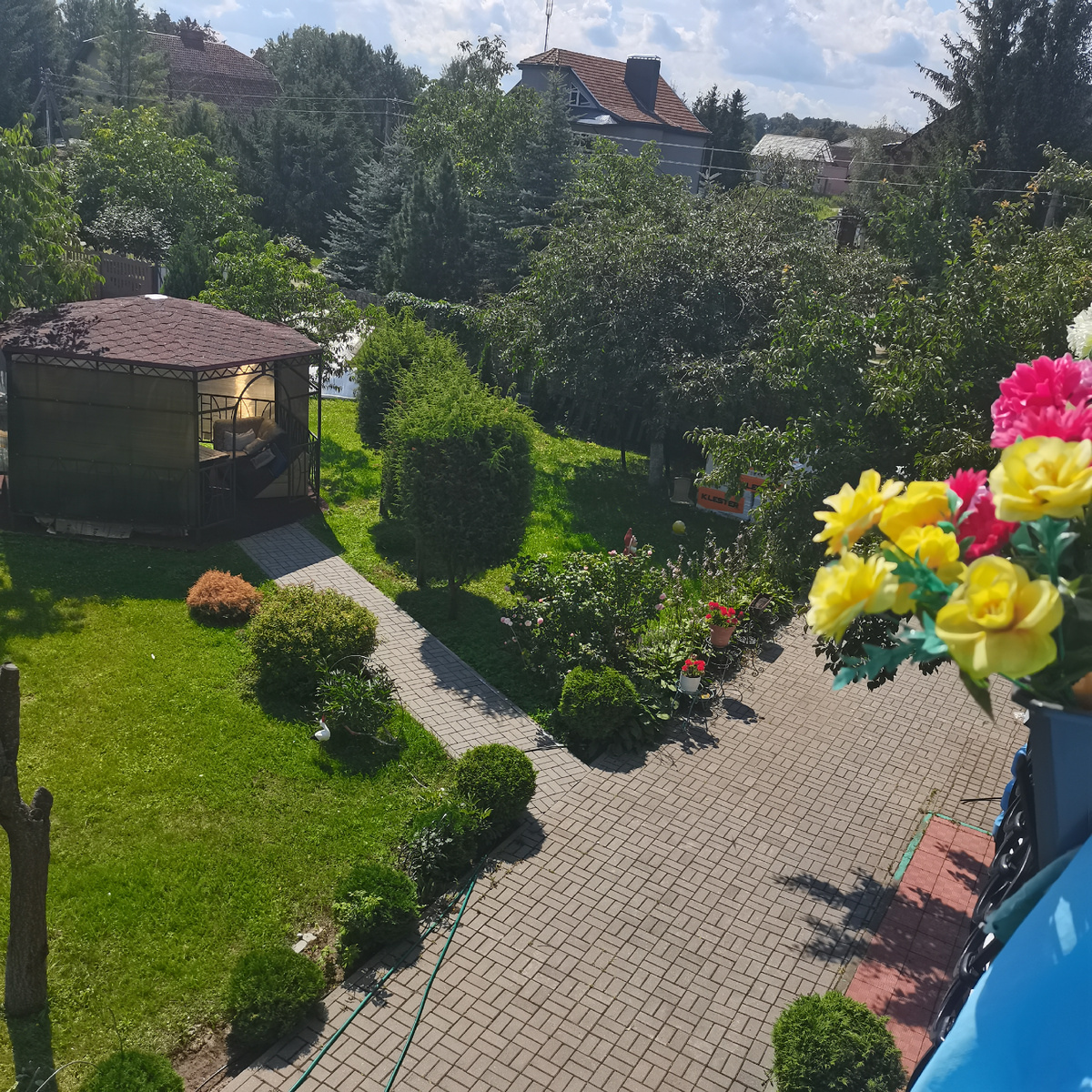 Сфотографировала, когда никого в кадре не было. Думаю нельзя людей без спроса выставлять. 