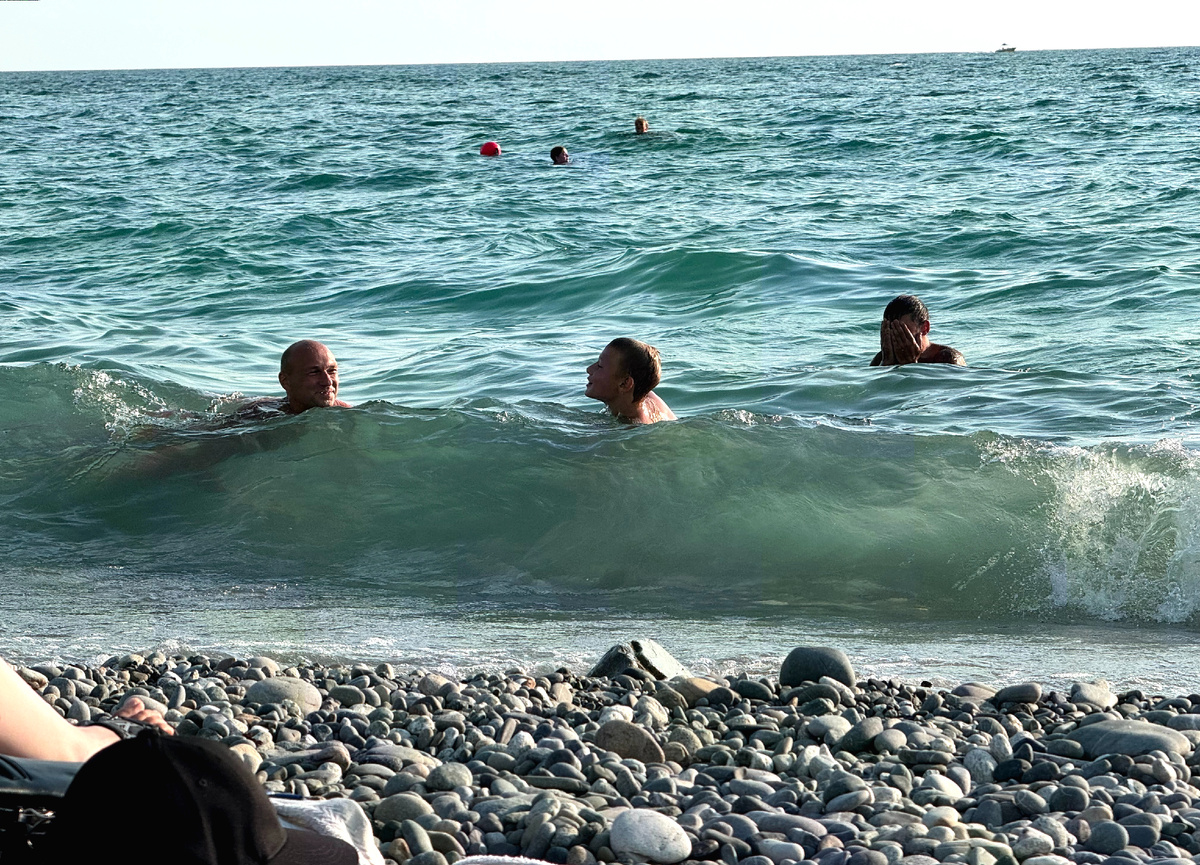 Черное море. Купание на черном море. Люди купаются. Черное море когда купаться. Купание на черном море.