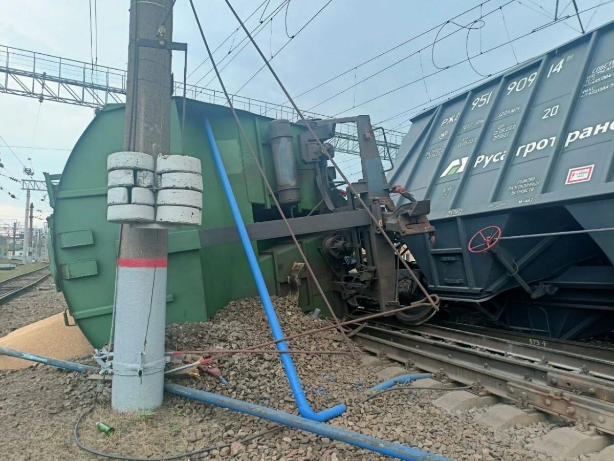 На месте схода вагонов грузового поезда с рельсов не нашли следы ни взрывоопасных предметов, ни веществ. Причина, как ранее сообщали источники "ВН", оказалась в технической неисправности.