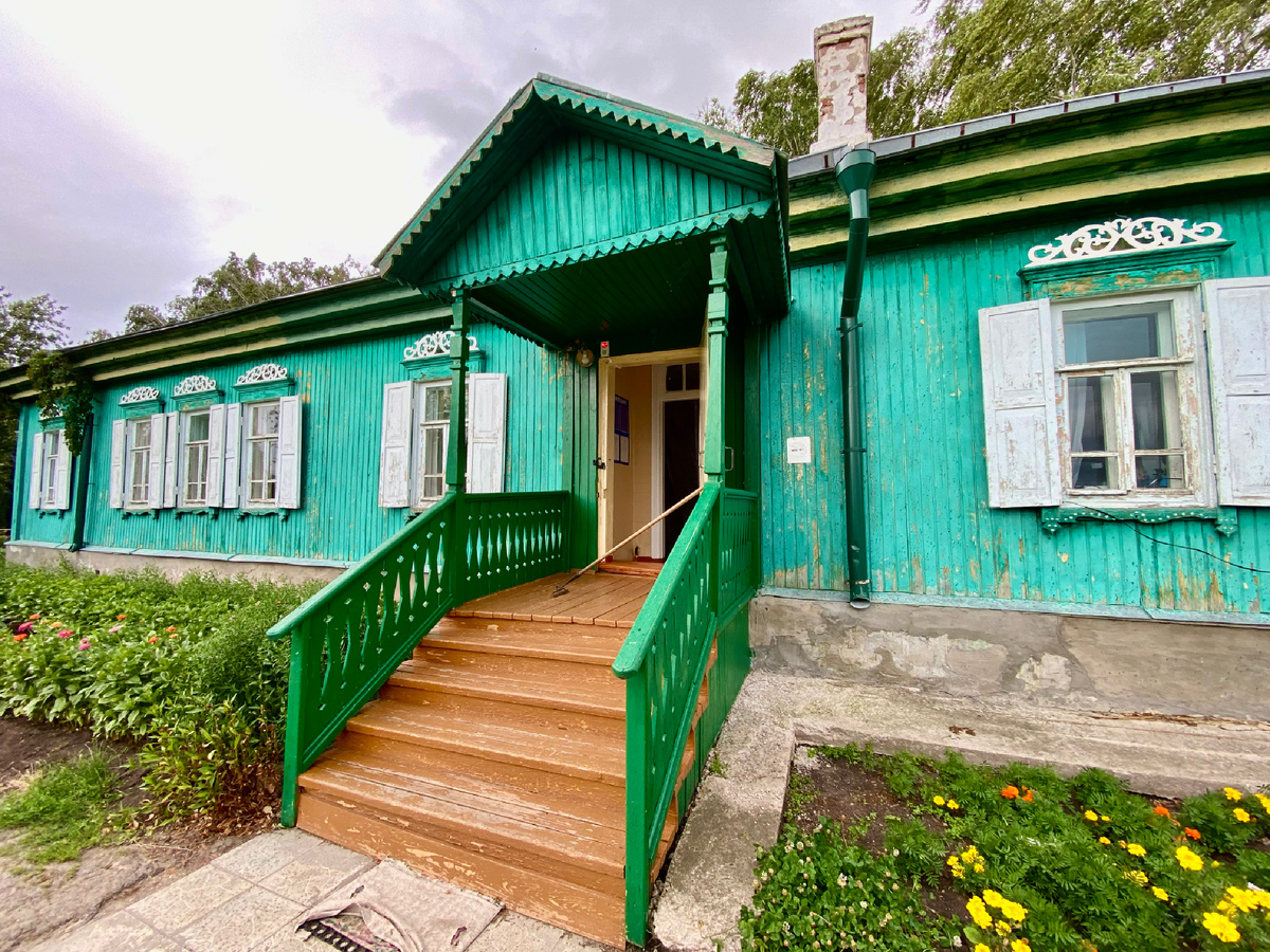 Ярко зеленый дом выделяется в селе среди других