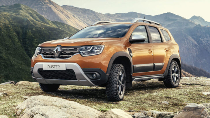 У российских дилеров вновь можно приобрести популярный кроссовер Renault Duster 2024. Цены с июня на него не меняются – они удерживаются на уровне 2,1 млн рублей.