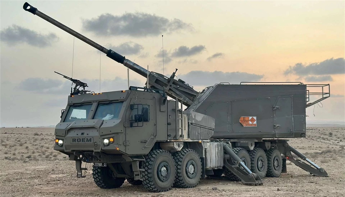 Новая 155-мм колесная самоходная гаубица ROEM обладает большей мобильностью и огневой мощью, чем гусеничная гаубица M109, находящаяся в настоящее время на вооружении израильской армии. (Источник изображения: IDF)