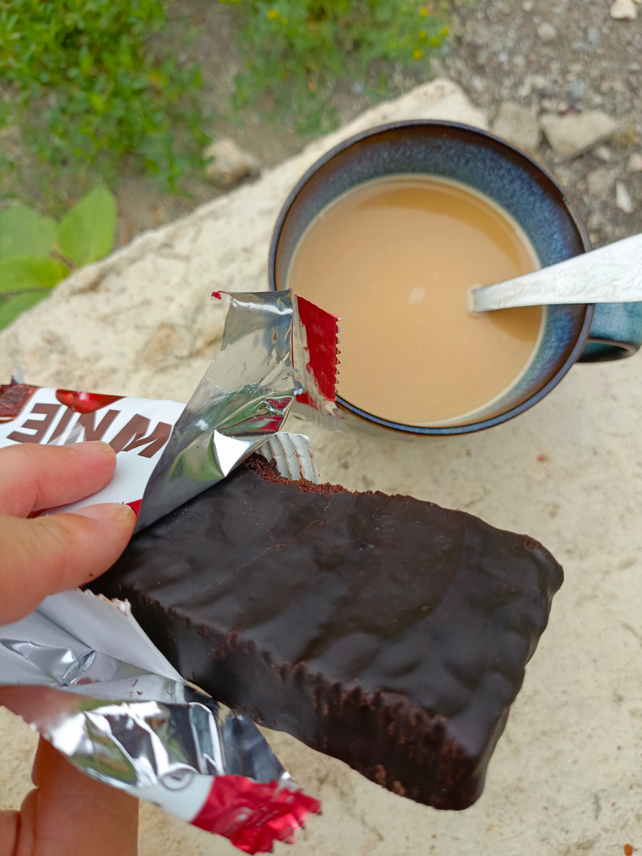 Эх, кофеек на крылечке, да с пироженкой...