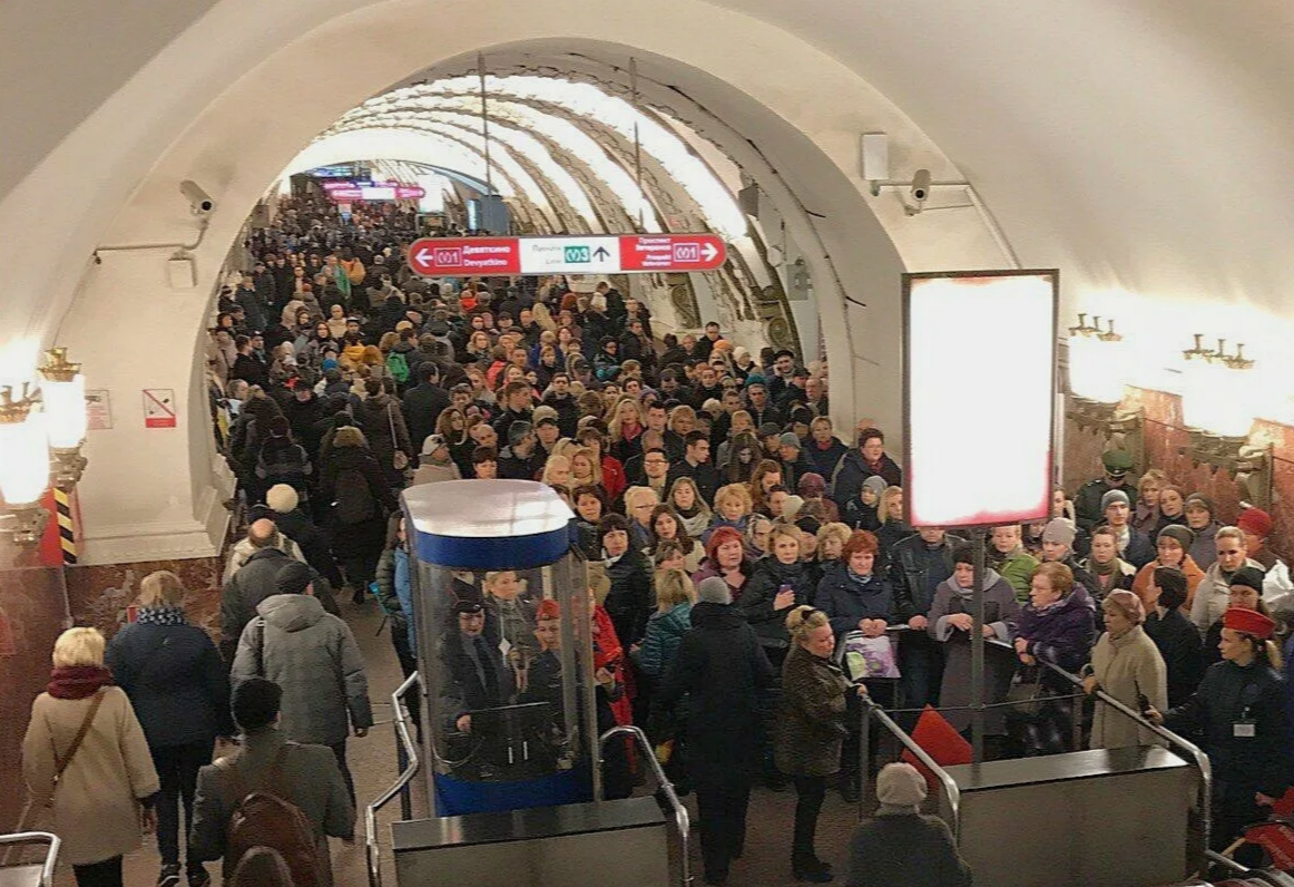 Станция «Площадь Восстания» в час пик. Фото взято из открытых источников.