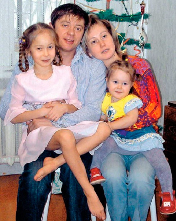 Дмитрий Брекоткин с дочками Настей, Лизой и  первой женой