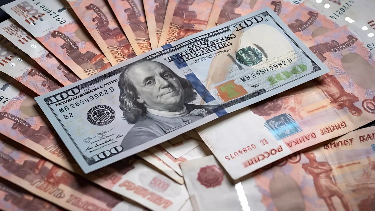 Зарплаты в рублях растут, в долларах — падают. Источник: РИА Новости