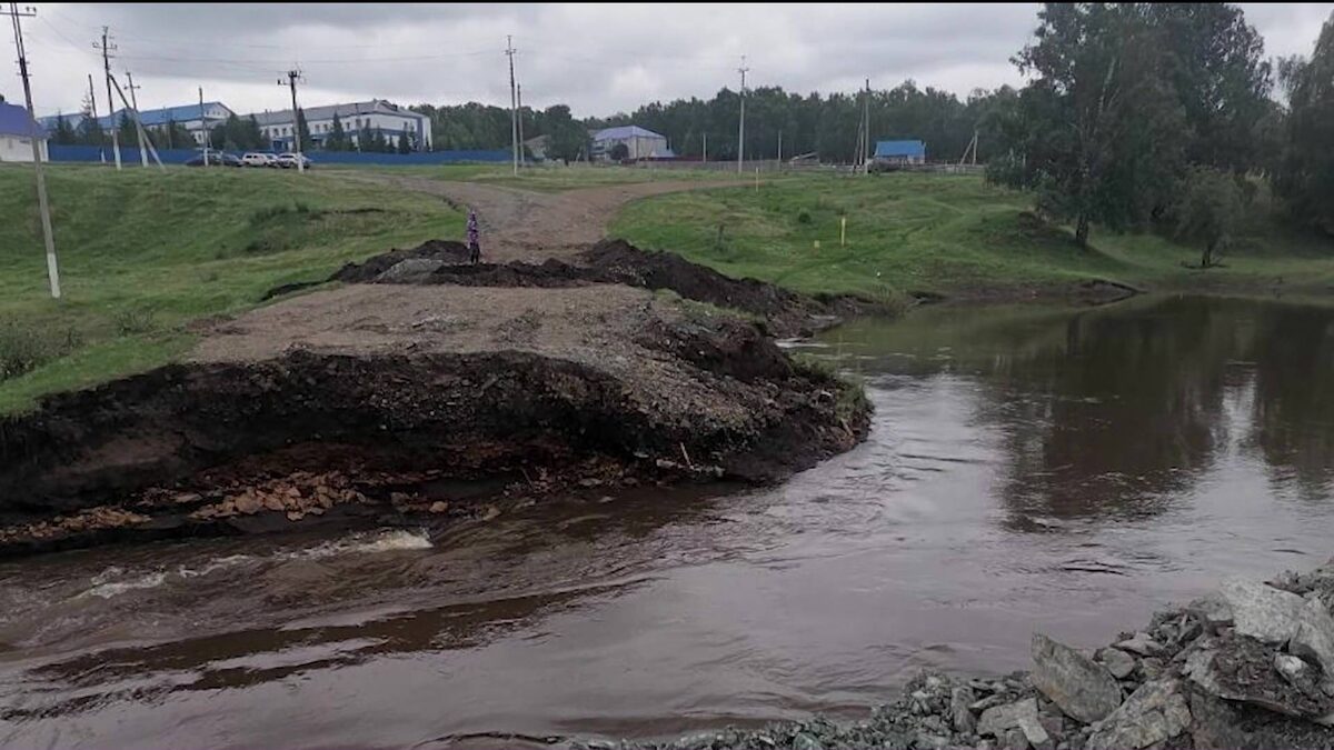    В Зилаирском и Баймакском районах Башкирии подмыло дамбу и размыло дороги