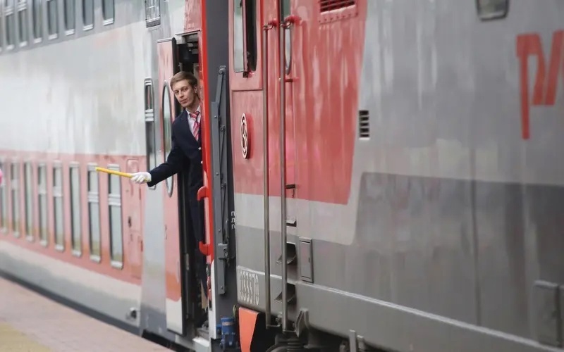 Руководство РЖД приняло решение увеличить парк двухэтажных вагонов и расширить их маршрутную сетку. Подобное обновление в конце сентября произойдет с поездом «Самара — Санкт-Петербург».