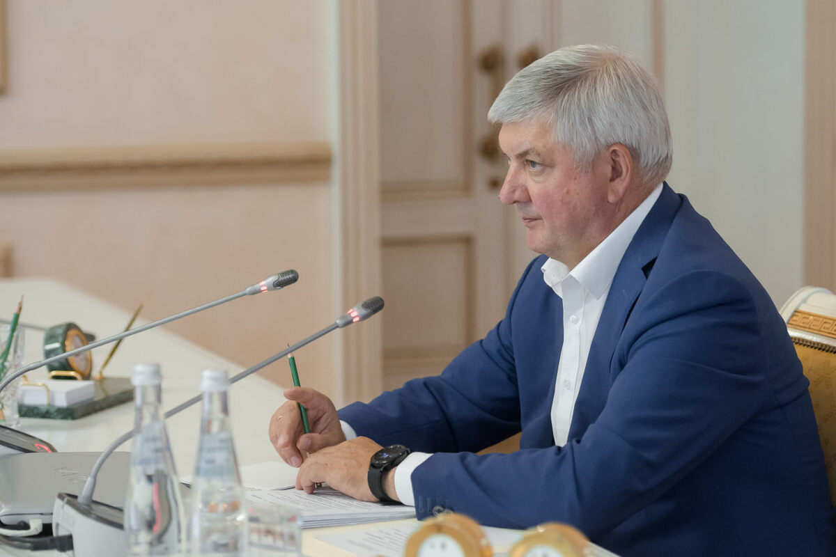 Воронежский губернатор Александр Гусев поручил оказать содействие в получении поддержки на федеральном уровне инвестору, реализующему в Верхнемамонском районе проект промышленного виноделия.