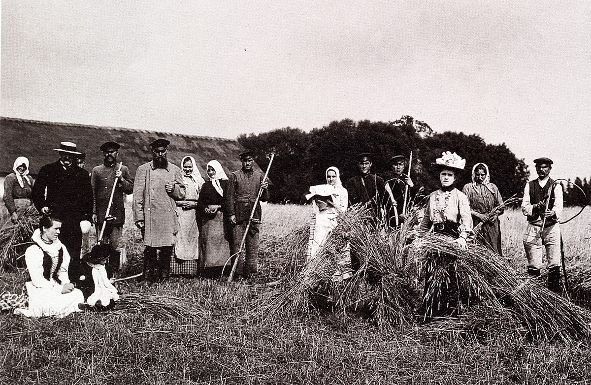 Владелец села Большая Берестовица граф Станислав Казимир Косаковский (1837-1905) с семьей в окружении крестьян во время жатвы на графском поле (конец XIX - начало XX вв.). Граф стоит слева в белой шляпе. Фото из интернета.