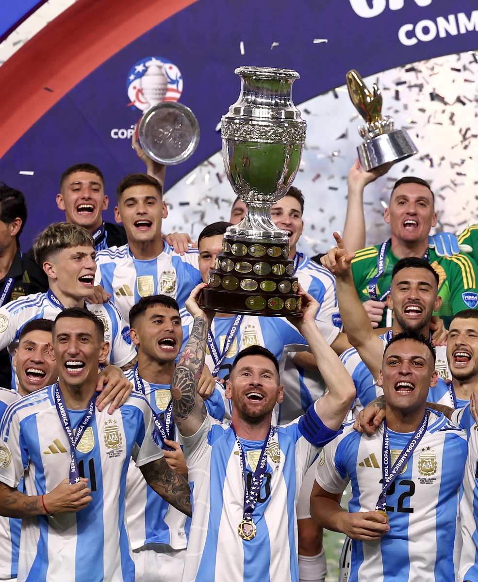    Сборная Аргентины завоевала второй Кубок Америки подряд. У аргентинцев стало 16 трофеев. Это - рекорд. / Фото: Reuters