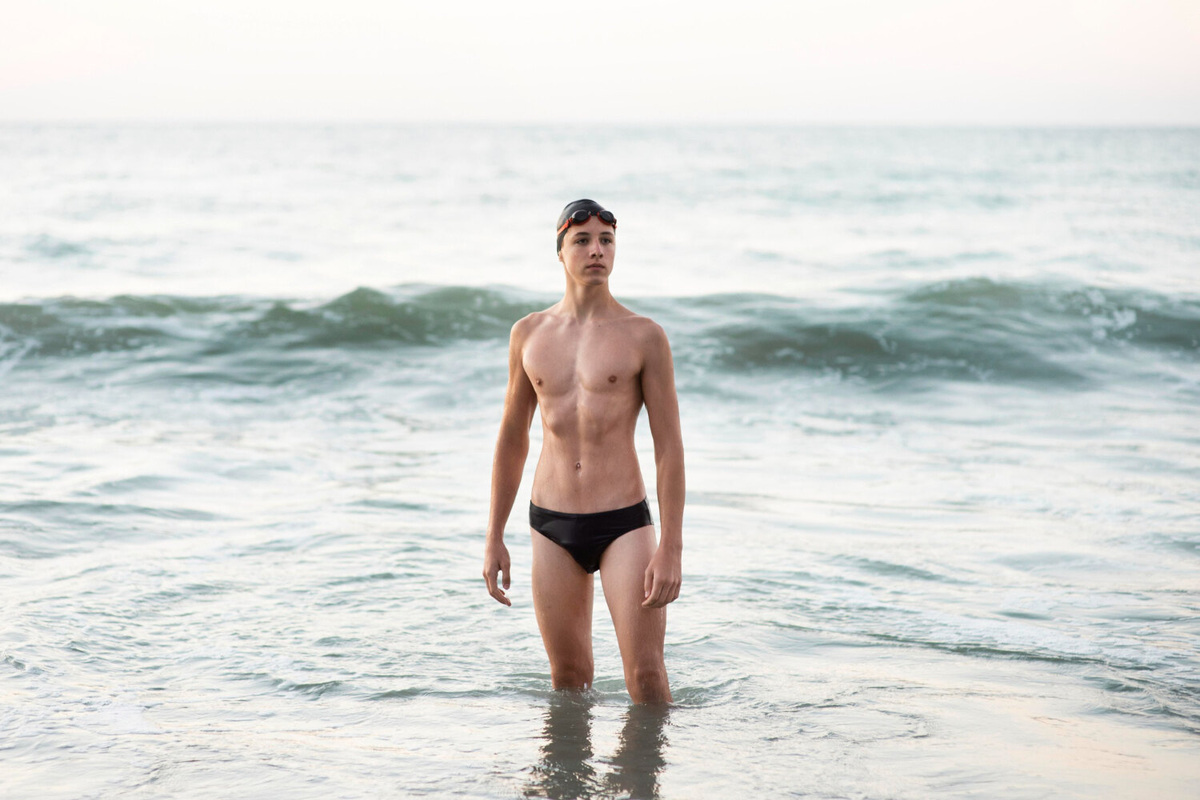    Мужчины в замешательстве: пляжные плавки назвали признаком ЛГБТ*