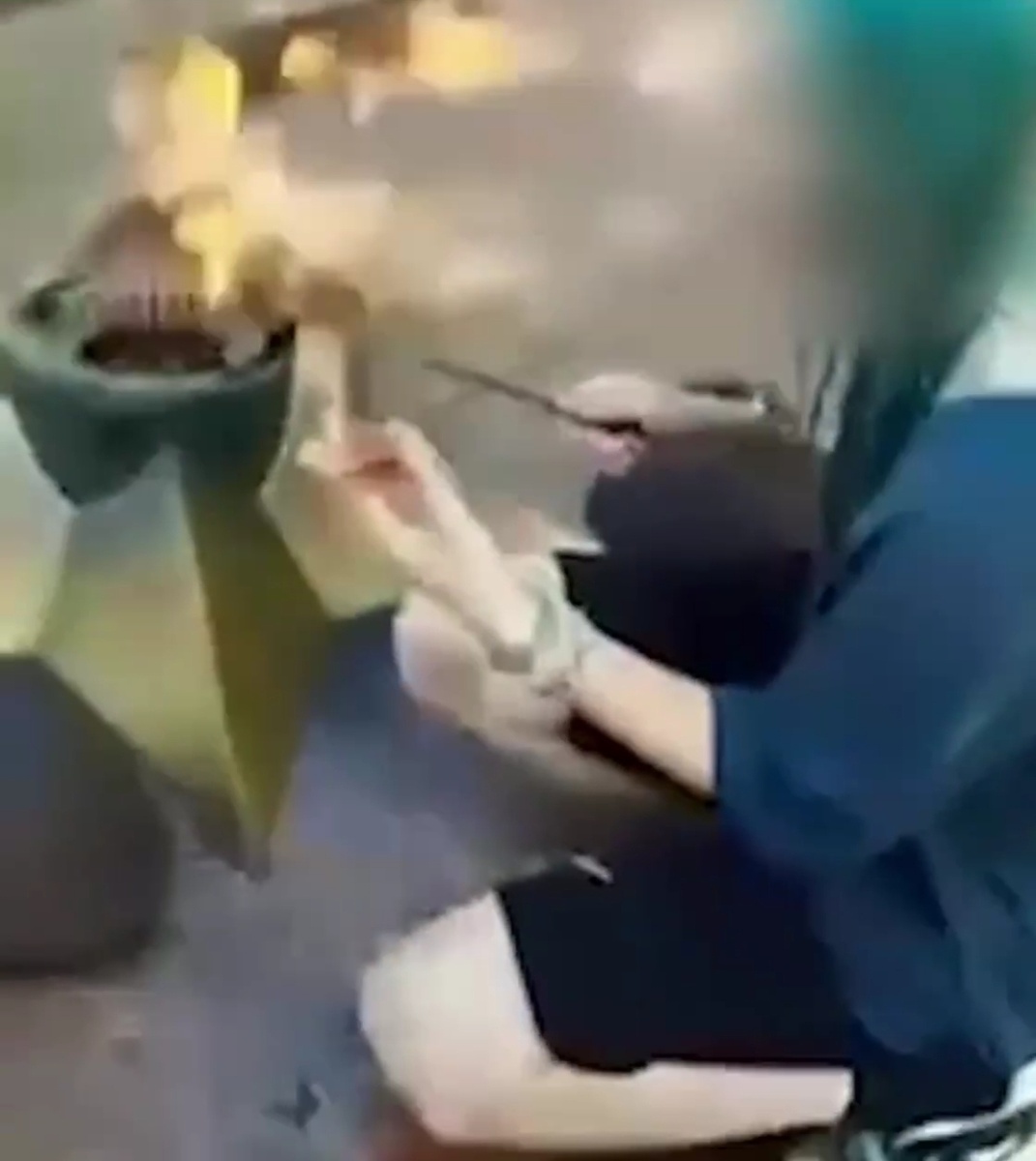 Школьница жарит сосиски на Вечном огне