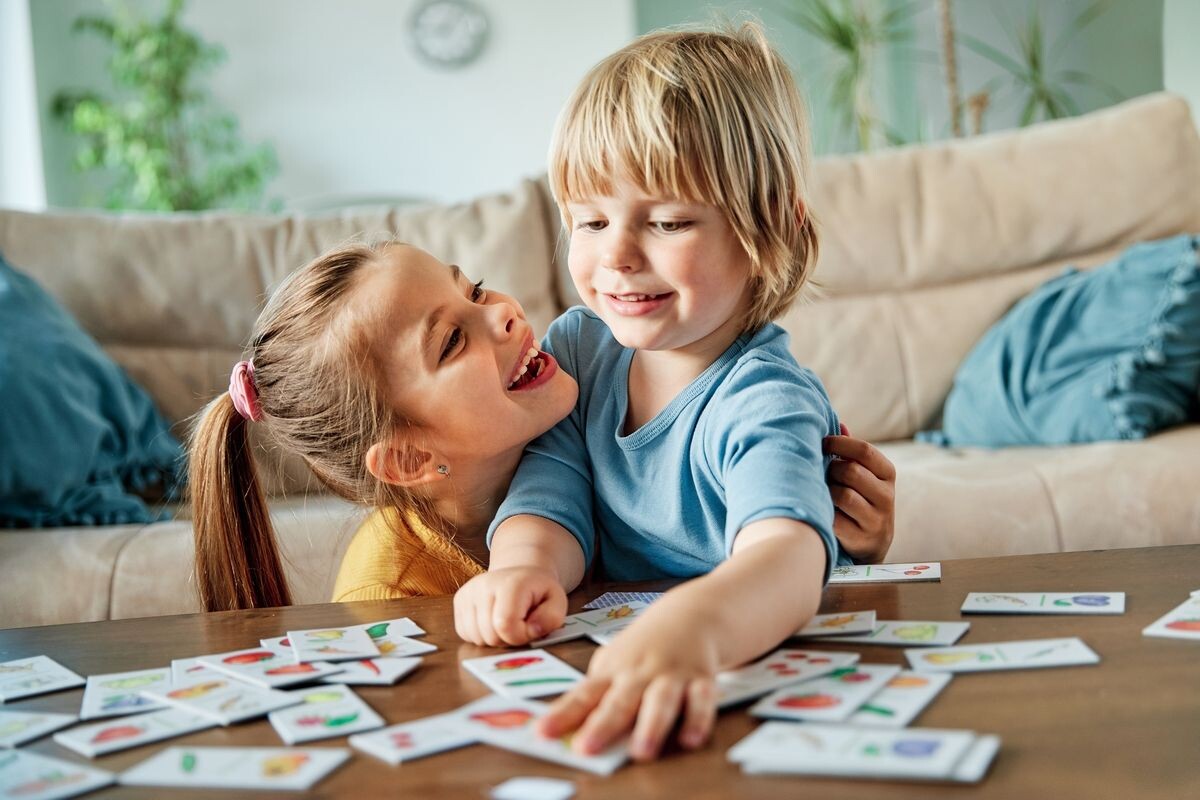 Некоторые игры понятны и интересны даже маленьким участникам. Источник: Shutterstock📷
