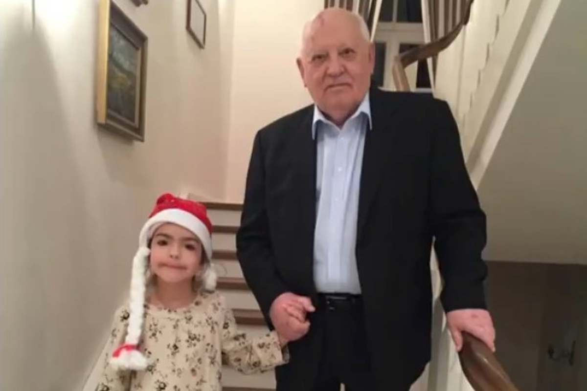 Фото © Telegram / Spltnk / Михаил Горбачев с правнучкой Александрой