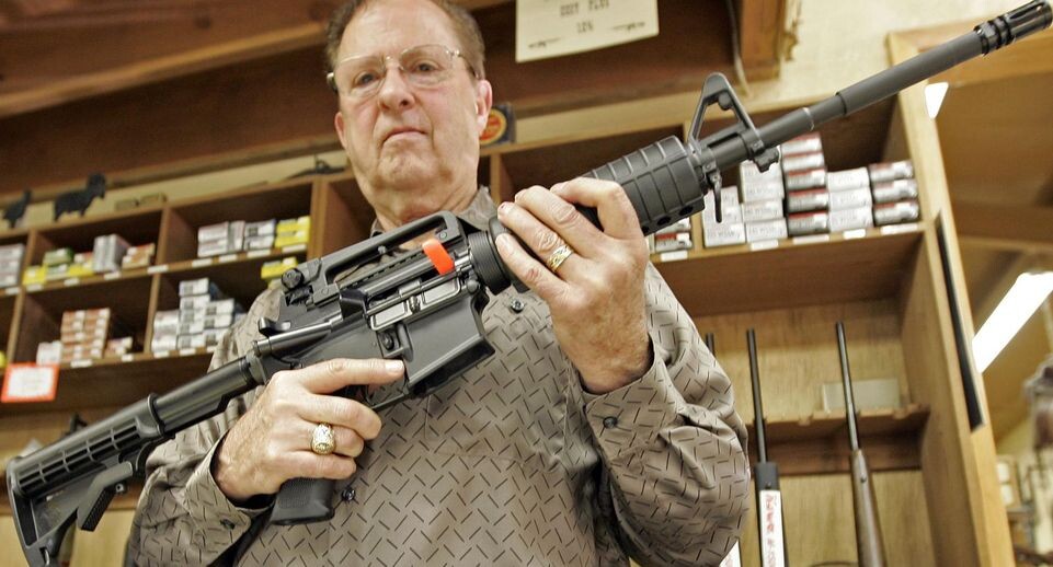    Мужчина с винтовкой AR-15. Eric Swist / Global Look Press