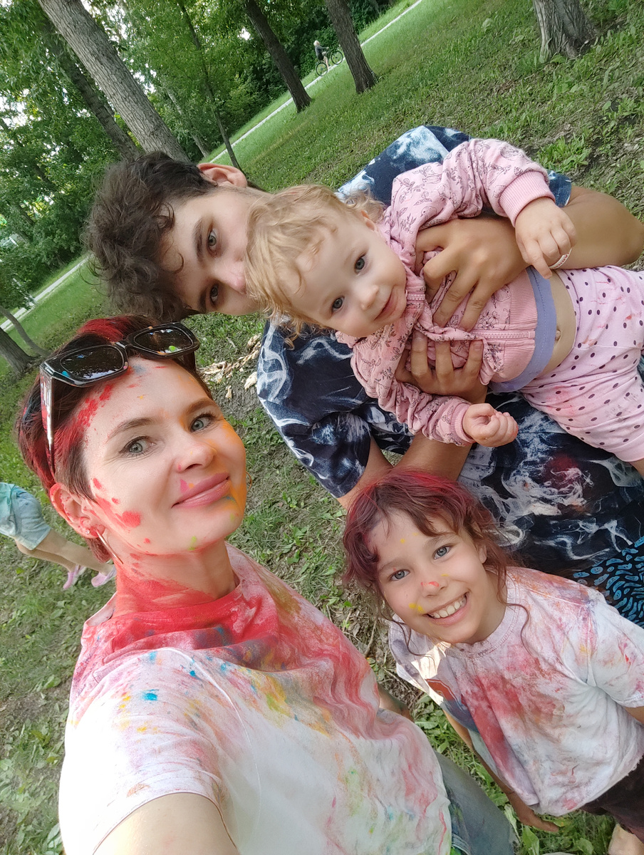 Сейчас их уже трое: Сергей, София и Стефания.