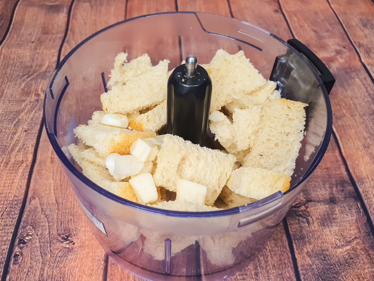 Закладываем булку с чесноком в блендер