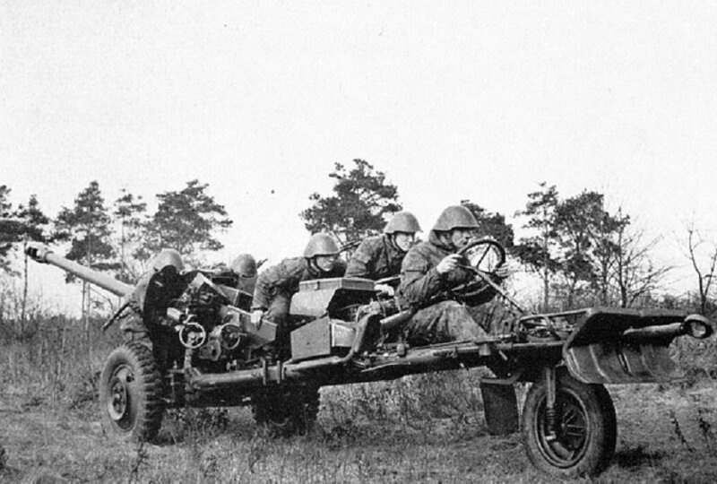 Бойцы ННА ГДР рассекают по полям на СД-44