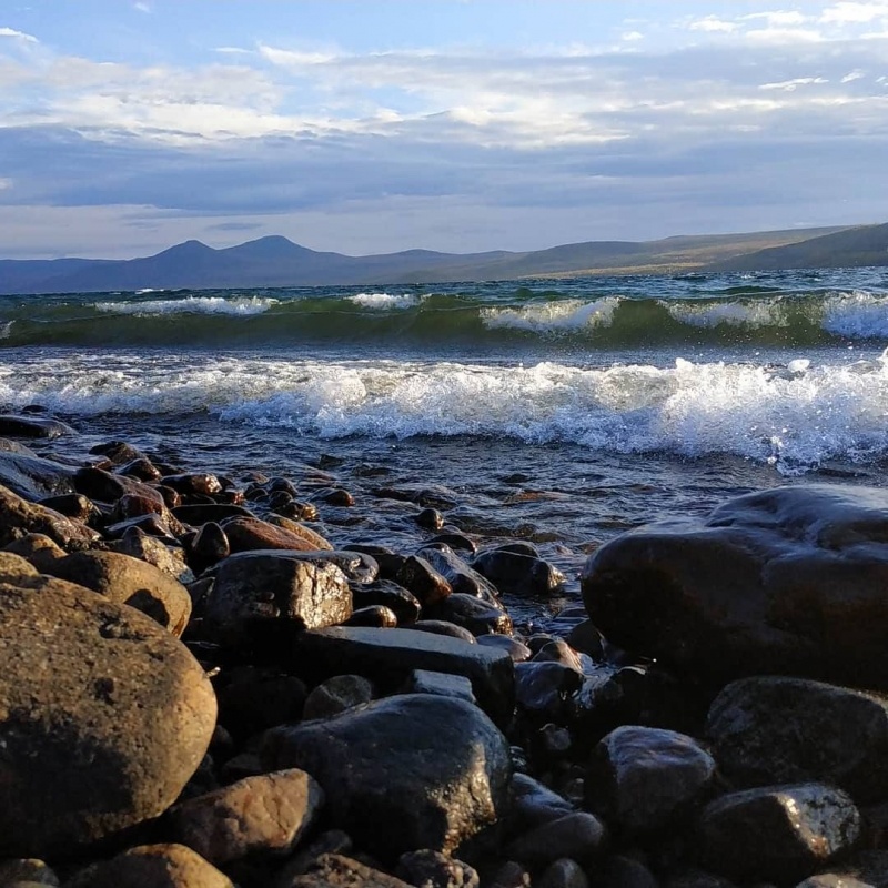 Берег озера Лабынкыр в удалённой части Якутии. Источник: https://idilesom.com/yakut/places/photos/4165