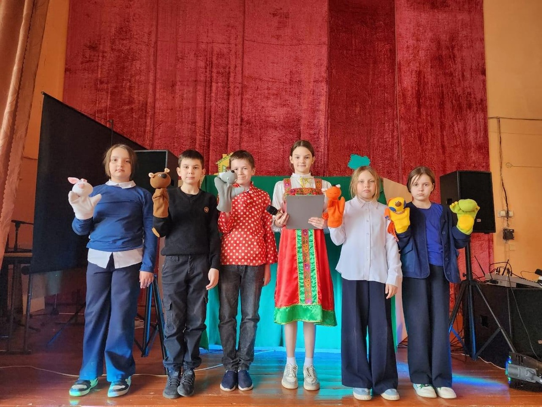 🎭В Возовской школе Поныровского района продолжает работать объединение «Театральное творчество – кукольный театр». Ежегодно его посещают 60 ребят в возрасте от 6 до 15 лет.