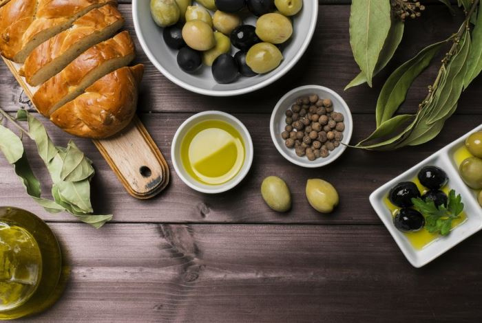 Обычно люди смотрят на оливки, как на способ красиво украсить еду и напитки или вообще их не любят, передает Sports.kz со ссылкой на Unian.net.