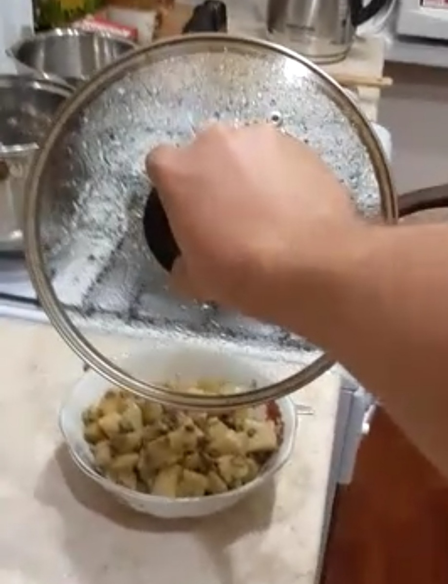 Муж котлеты сам жарил))