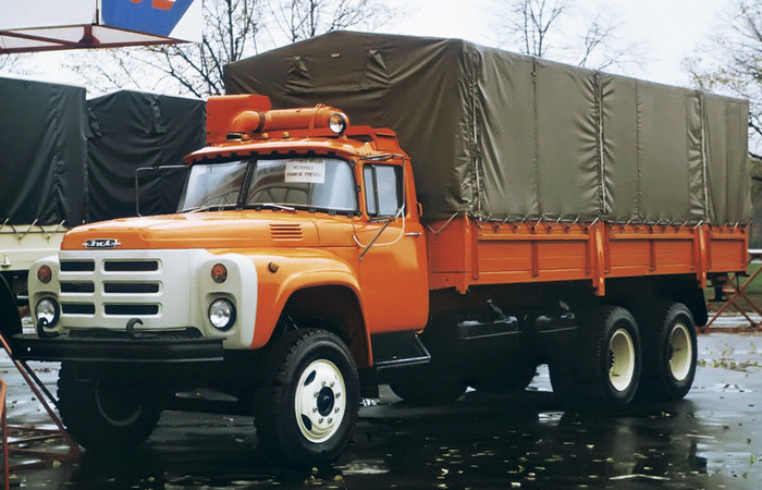  В Советском Союзе было разработано и построено огромное количество замечательных грузовиков. Как раз одним из таких был ЗИЛ-133, который в народе прозвали не иначе как «Крокодилом» и «Бабой Ягой».