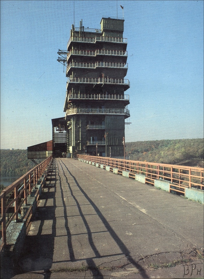Фото 1. Фасад передний главного стенда огневых испытаний Воронежа. Современная обработка.