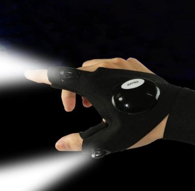 Очень удобная и необычная вещь. Пригодится в тех случаях, когда нужно что-то мастерить в темном месте. Этот аксессуар освобождает руки от фонарика. Кто-то использует его для того, чтобы найти банку огурцов в подвале, кому-то он нужен для ремонта проводки. Однако чаще всего перчатки покупают рыбаки. Для ночной рыбалки – это лучшее приспособление. С его помощью легко сменить наживку и найти нужный воблер. 
Сделаны перчатки из растягивающего неопрена, есть регулируемый ремень. Кнопка включения находится ближе к запястью. На большом и указательном пальце вмонтированы светодиоды. У продавца с АлиЭкспресс есть правые и левые перчатки. Продаются они по одной или парами. Поставщик позиционирует товар как влагостойкий. Перчатки действительно не боятся брызг и дождя, но нырять с ними под воду не стоит.