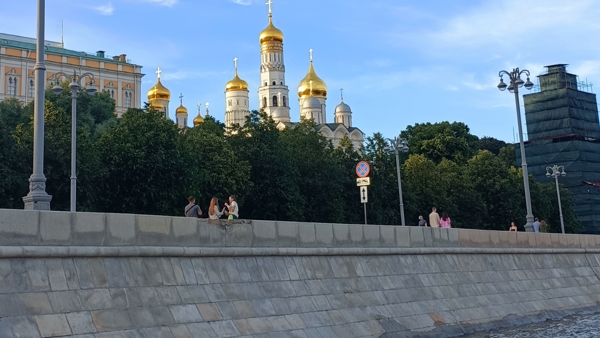 Соборная площадь, вдали -  Колокольня Ивана Великого.