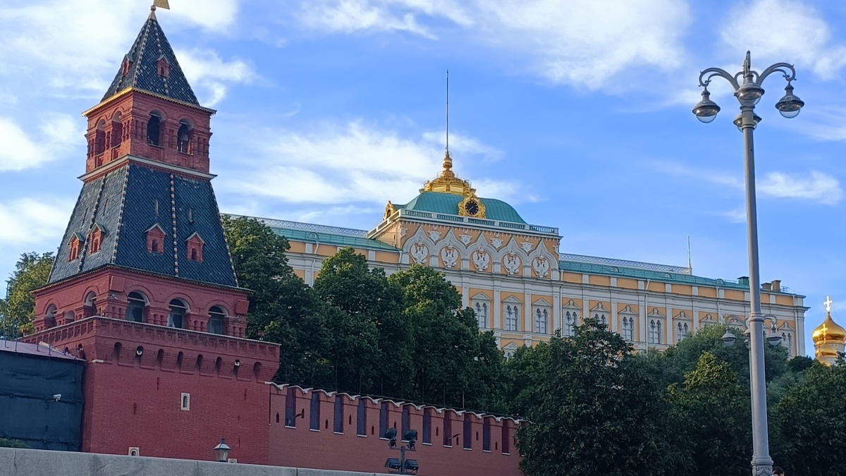 На первом плане - Тайницкая башня Московского Кремля.