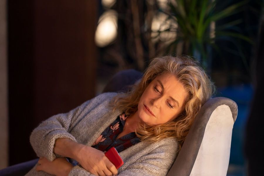 Кадр из фильма De son vivant. Режиссер: Эмманюэль Берко. Оператор: Ив Кап. Производство: Canal+ [fr], Centre National du Cin?ma et de l'?mage Anim?e, Ciné, Cinéaxe, Cinécap 3, Cinémage 14, Cinéventure 5, Cofimage 31, France 2 Cinéma, France Télévision, Indéfilms 8, La Banque Postale Image 13, Les Films du Kiosque, Procirep, Région Ile-de-France, Scope Pictures, SG Image 2018, Studio Canal