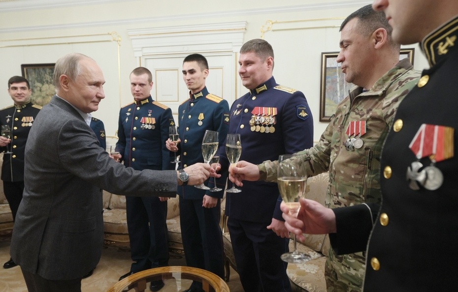 Разговоры о необходимости смены правящих элит все чаще звучат в обществе после начала специальной военной операции России на Украине.-9