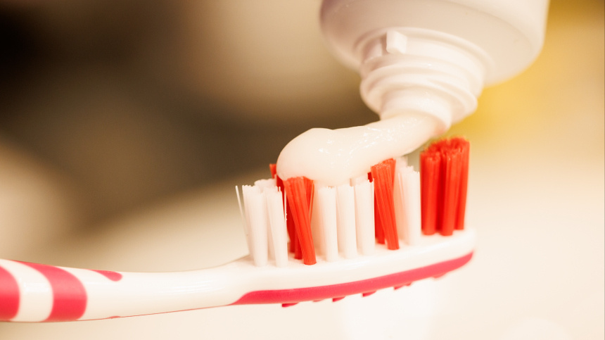 На что, по мнению стоматолога, необходимо обращать внимание в составе средства личной гигиены? Фото: www.globallookpress.