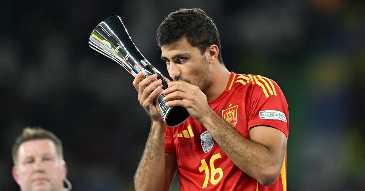 Испанцы стали победителями Евро-2024, одолев в финале Англию (2:1). Полузащитник «Манчестер Сити» был признан лучшим игроком турнира.