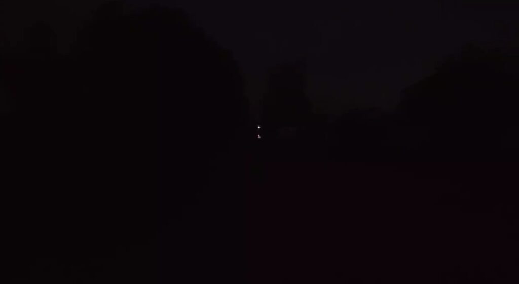 Это вовсе не “Черный квадрат” (прямоугольник) художника-гения Малевича. Это непроглядная тьма на улице Кромской в центре Бежицкого района Брянска Антон Яцков📷
