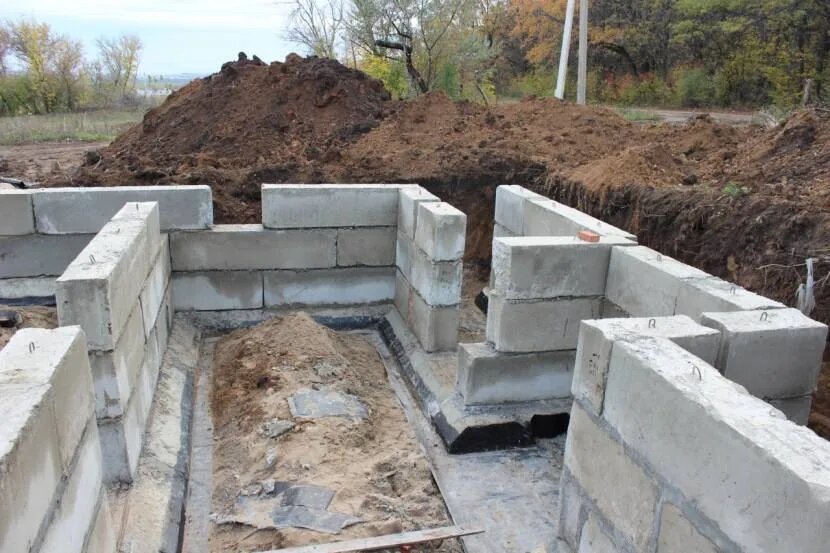Монтаж сложного по форме фундаментаИсточник donbeton.pro