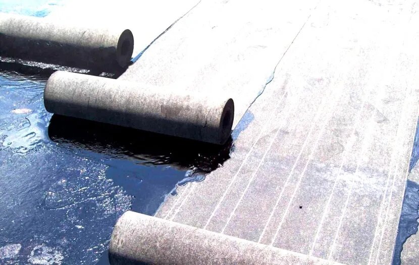 Приклеивание рубероида на битумную мастикуИсточник zabor.bz