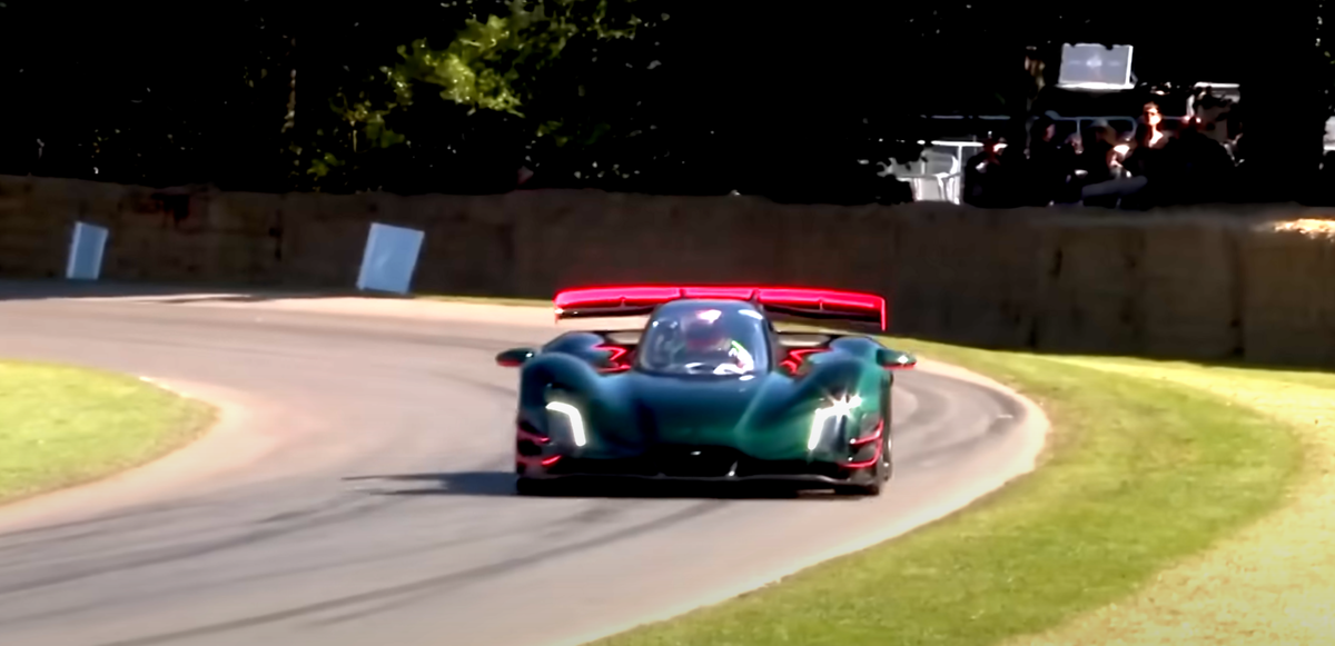 На YouTube-канале Goodwood Road & Racing было опубликовано видео гонки американского гибридного гиперкара Czinger 21C по стандартному кругу на "Фестивале скорости".-2